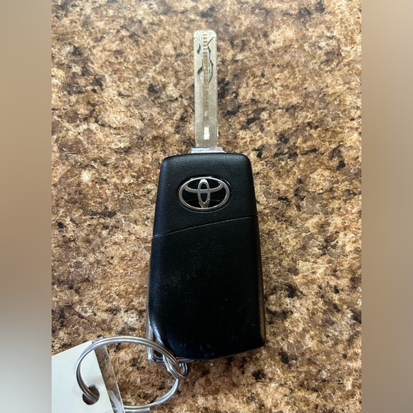 2017 - 18 TOYOTA iM OEM FLIP KEY REMOTE USED FOB - Picture 6 of 6